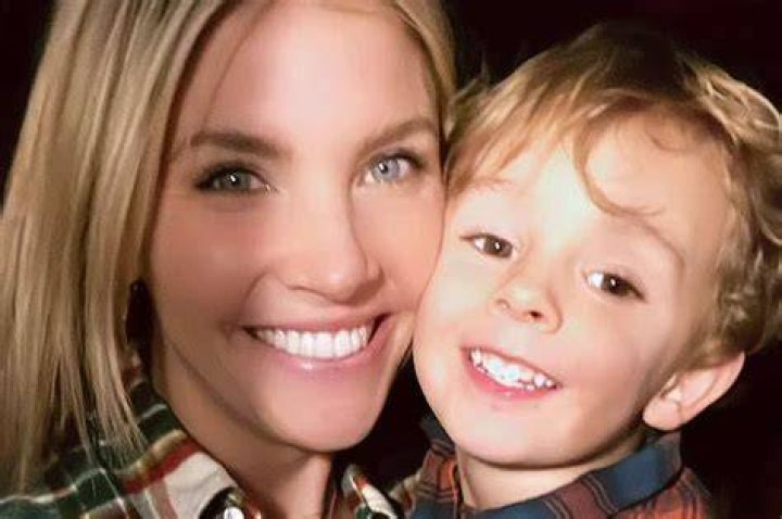 
Amanda Kloots and Son Elvis Celebrate Thanksgiving as He Points Out Mom on Billboard 